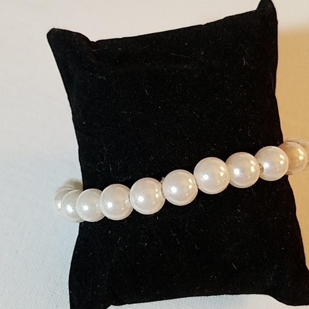 Handmade Pearlish Bead Stretch Bracelet 9"